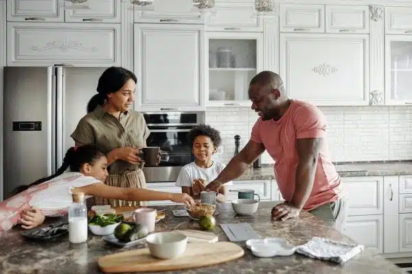 Apprenez à cuisiner en famille et éveillez les papilles de vos enfants grâce à des astuces ludiques