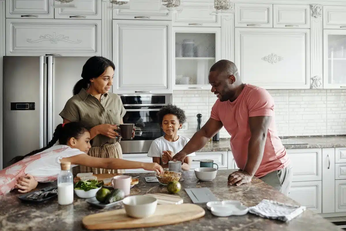 Apprenez à cuisiner en famille et éveillez les papilles de vos enfants grâce à des astuces ludiques