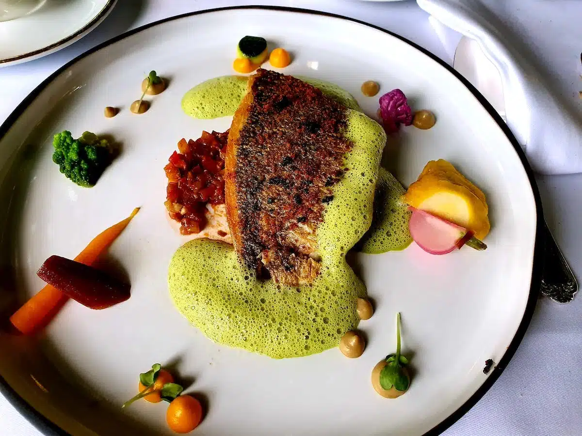 Les accessoires indispensables pour sublimer la présentation de vos plats lors d’un dîner sophistiqué