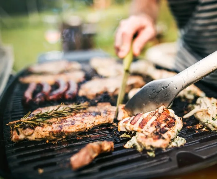 Réinventer l’art du barbecue grâce aux braseros lors de réceptions gastronomiques en plein air