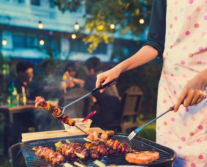 Réinventer l’art du barbecue grâce aux braseros lors de réceptions gastronomiques en plein air