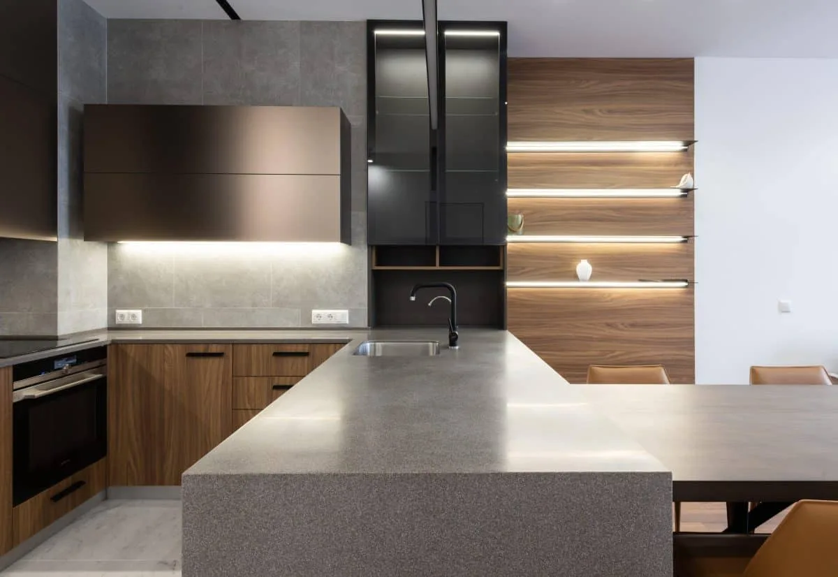 Cuisinière moderne intégrée dans une cuisine avec meubles en bois