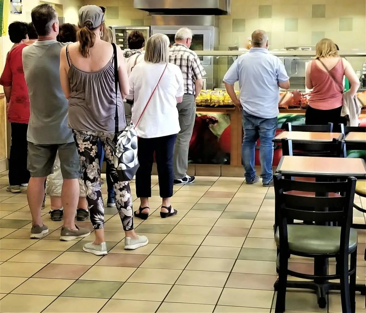 Clients attendant en ligne dans un fast-food animé